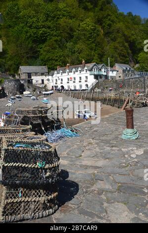 Red Lion Hotel & Lobster Posts sul Muro del Porto nel villaggio di pescatori di Clovelly sulla South West Coast Path, North Devon. Inghilterra, Regno Unito. Foto Stock