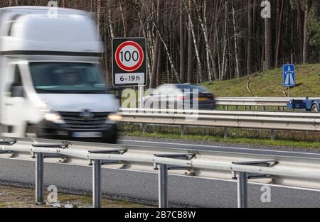 De Poppe, Paesi Bassi. 13 Marzo 2020. La velocità 100 dalle ore 6 alle ore 19 è scritta su un segnale stradale su un'autostrada al confine tra i Paesi Bassi e la Germania. Dopo la Norvegia e Cipro, i Paesi Bassi introducono anche un limite di velocità di 100 km/h su tutte le sue autostrade. Credit: Friso Gentsch/Dpa/Alamy Live News Foto Stock