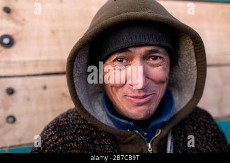 Ritratto maschile sul mercato del bestiame mattutino in un villaggio vicino a Bukhara, Uzbekistan Foto Stock