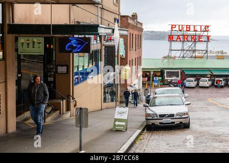 Seattle, Washington, USA - 9 ottobre 2019: Persone che camminano intorno al mercato pubblico di Pike Place a Seattle, luogo popolare per i turisti a Seattle. Foto Stock