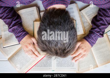 lo studente stanco si addormentò sui libri Foto Stock