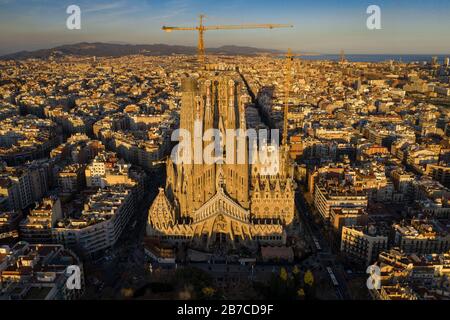 Vista della Sagrada Família e della griglia ottogonale Eixample. (Barcellona, Catalogna, Spagna) ESP: Vista de la Sagrada Familia y del Ensanche de Barcelona Foto Stock