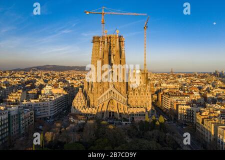 Vista della Sagrada Família e della griglia ottogonale Eixample. (Barcellona, Catalogna, Spagna) ESP: Vista de la Sagrada Familia y del Ensanche de Barcelona Foto Stock