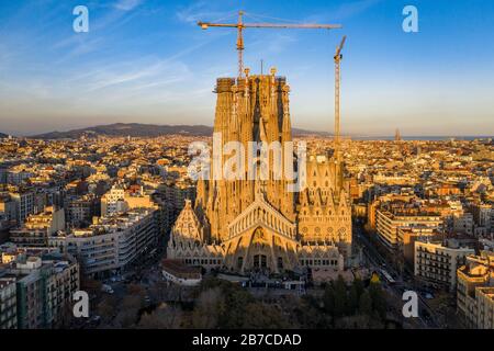 Vista della Sagrada Família e della griglia ottogonale Eixample. (Barcellona, Catalogna, Spagna) ESP: Vista de la Sagrada Familia y del Ensanche de Barcelona Foto Stock