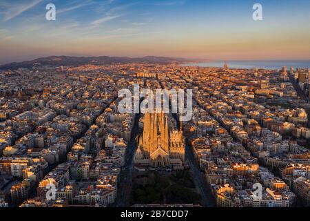 Vista aerea della Sagrada Família e della griglia ottogonale Eixample. (Barcellona, Catalogna, Spagna) Foto Stock