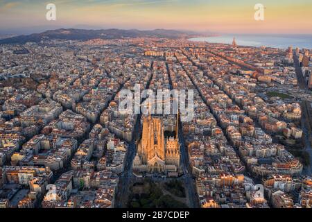 Vista aerea della Sagrada Família e della griglia ottogonale Eixample. (Barcellona, Catalogna, Spagna) Foto Stock