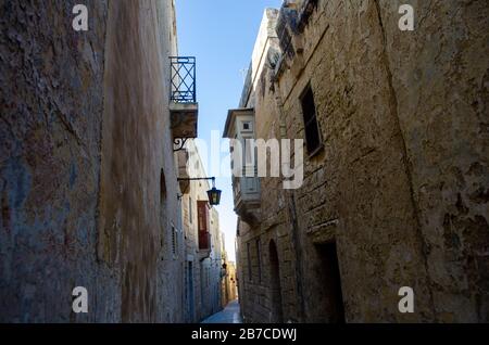 Strada posteriore a Mdina Malta con case tradizionali in pietra Foto Stock