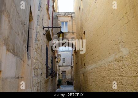 Via posteriore a Mdina Malta con arco in pietra Foto Stock