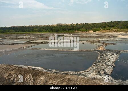 Le acque salate del cratere e le temperature calde permettono la raccolta di sali che evaporano in piscine poco profonde costruite nel lago cratere. Questo Foto Stock