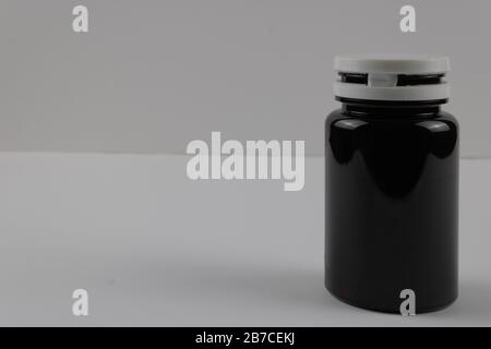flacone di medicinale isolato su sfondo bianco, scorrere verso destra Foto Stock