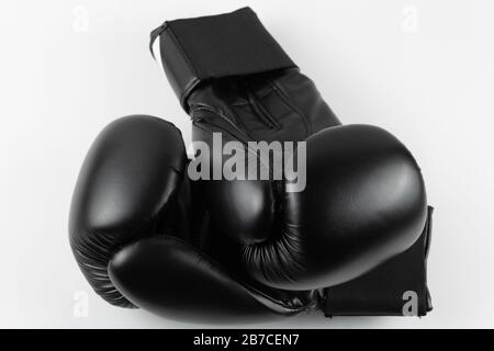 Primo piano dei guanti neri da boxe su sfondo bianco. Immagine del prodotto Foto Stock