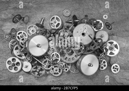 Selezione di polveroso ottone antico orologio parti. Foto Stock