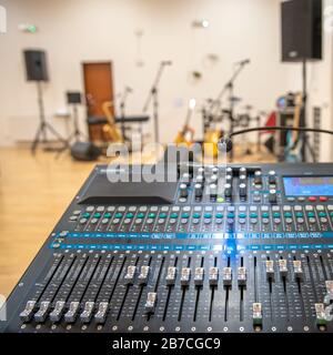 console di mixaggio audio per controllare il suono di una band musicale durante un concerto Foto Stock