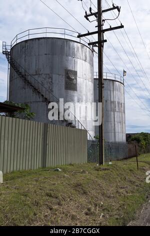 dh MADANG PAPUA NUOVA GUINEA PNG industria serbatoi di olio di cocco economia Foto Stock