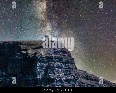 O'Brien's Tower sulla cima delle scogliere di Moher sotto il cielo stellato di notte. Foto Stock