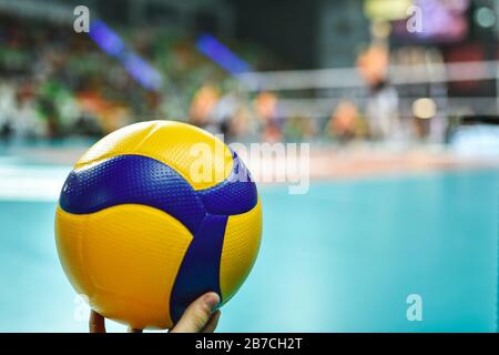 Pallavolo con campo da gioco sullo sfondo. Foto Stock