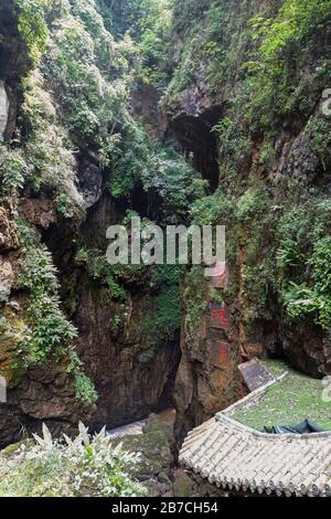 Terrificante Gola, Jīnghún Xiá, a Jiuxiang Gorge e Grotte National Geopark a Jiuxiang Yi e Hui etnico autonomo Township, Kunming, Yunnan, Cina. Foto Stock