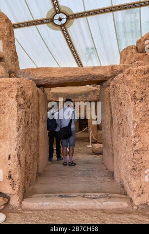 Mnajdra (maltese: L-Imnajdra) tempio megalitico preistorico a Malta, tra il 3600 a.C. e il 3200 a.C., Patrimonio dell'Umanità dell'UNESCO Foto Stock