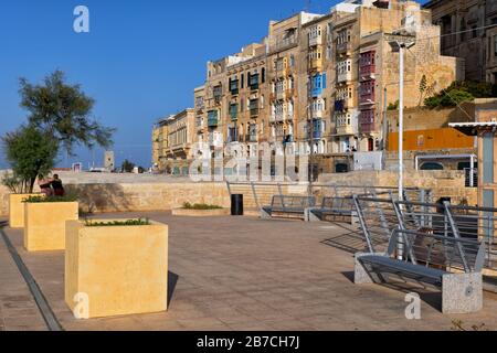 Piccola piazza della città e tradizionali case maltesi a la Valletta, Malta Foto Stock