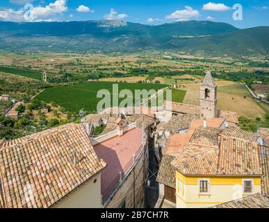 Vista panoramica di Capestrano, bellissimo borgo della provincia di l'Aquila, Abruzzo, Italia. Foto Stock