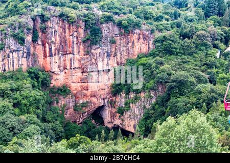 Vista aerea della Gola di Jiuxiang e delle Grotte National Geopark ingresso grotta vicino Kunming, Yunnan, Cina Foto Stock