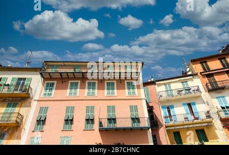 Persiane Verdi Su Pink Plaster Foto Stock