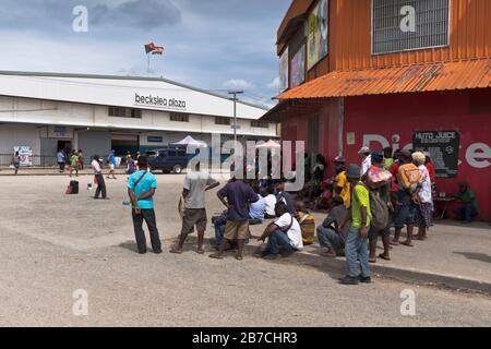 dh predicatore del Vangelo MADANG PAPUA NUOVO GUINEA uomo predicare il cristianesimo alla gente locale una folla religiosa Foto Stock