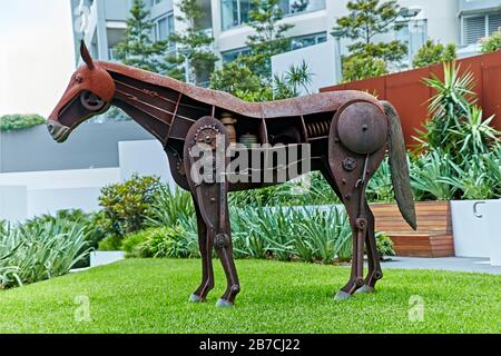 Scultura meccanica in acciaio per cavalli un'opera d'arte in acciaio e parti riciclate. Situato a Chatswood Sydney Australia. Foto Stock