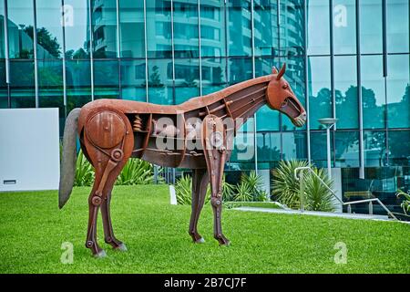 Scultura meccanica in acciaio per cavalli un'opera d'arte in acciaio e parti riciclate. Situato a Chatswood Sydney Australia. Foto Stock