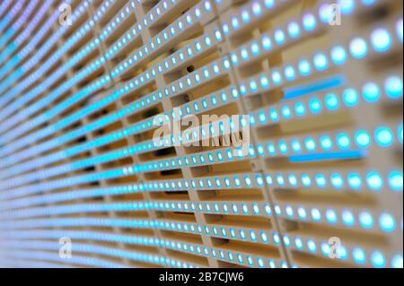 LED di connessione dei pannelli video cartelloni, guardando il futuristico vibrante, sfondo illuminato. Foto Stock