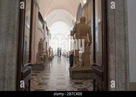 Vista su un corridoio del Museo Archeologico Nazionale di Napoli Foto Stock