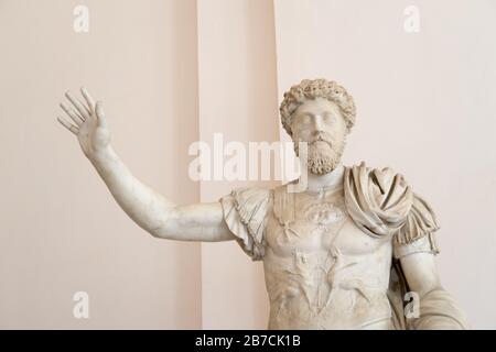 Un busto dell'imperatore romano Adriano in un museo in Italia. Foto Stock