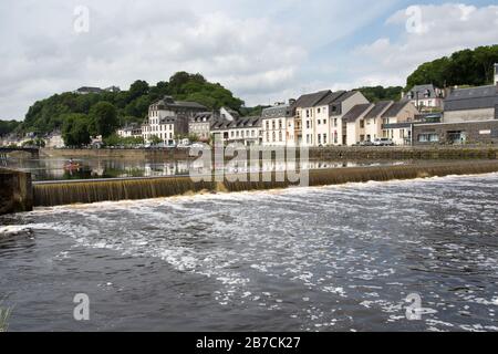 Città di Chateaulin, Francia. Pittoresca vista estiva dello stramazzo sul fiume Aulne mentre scorre attraverso la città di Chateaulin. Foto Stock