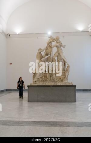 Una statua marmorea della Toro Farnese conosciuta anche come la Bolla Farnese al Museo Archeologico Nazionale di Napoli in Italia Foto Stock