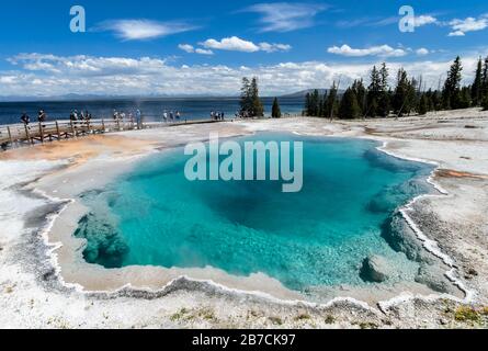 Folla di visitatori al bacino geyser West Thumb blu piscina Yellowstone National Park Wyoming Foto Stock