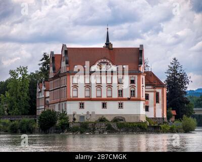 NEUHAUS AM INN, GERMANIA - JULY12, 2019: Neuhaus Castle on the River Inn. Fondata nel 1320, fu ricostruita nel 1724 come castello residenziale. Foto Stock