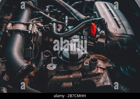 primo piano del motore turbo per auto con bocchettone di rifornimento dell'olio per la lubrificazione delle parti interne e della turbina 2020 Foto Stock