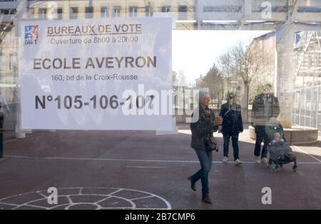 Lione, Francia. 15 Mar 2020. Gli elettori francesi a Lione, Francia, lasciano una stazione di scrutinio dopo aver votato nel primo turno di elecion locali di oggi. Credit: James Colburn/Zuma Wire/Alamy Live News Foto Stock