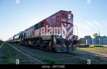 Buenos Aires, Argentina - Maggio 05 2014: Locomotiva ferroviaria General Motors GR-12 che lavora per l'Expresa Pampeano nella Provincia di Buenos Aires. Foto Stock