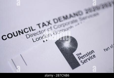 UK Council Tax Demand 2020/2021 e l'intestazione della dichiarazione sui servizi pensionistici. Foto Stock