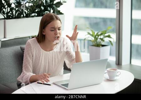 Dipendente femminile arrabbiato frustrato di problemi con i notebook Foto Stock