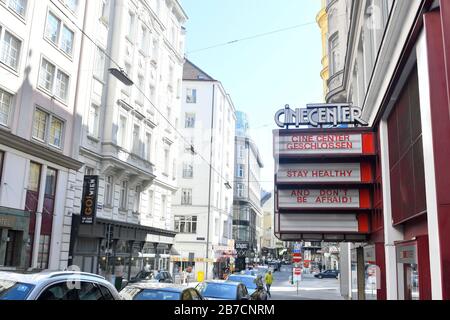 Vienna, Austria. 15 Mar 2020. Il governo austriaco limiterà la ristorazione e la vendita al dettaglio a partire da lunedì. Chiudere i negozi che non sono necessari per la fornitura. Negozi di alimentari, farmacie, banche, tabacchi, distributori di benzina e altri negozi rimangono aperti. Tutti i cinema sono chiusi fino a nuovo avviso. Centro Cine chiuso. Credit: Franz Perc / Alamy Live News Foto Stock