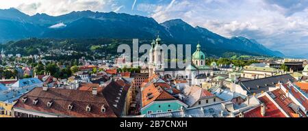 Vista sulla città vecchia di Innsbruck e sulla Cattedrale dalla Torre della Città Foto Stock