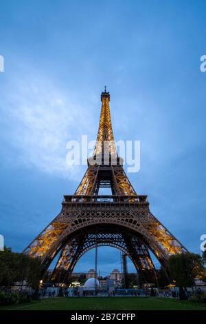 Vista notturna della Torre Eiffel a Parigi, Francia, Europa Foto Stock