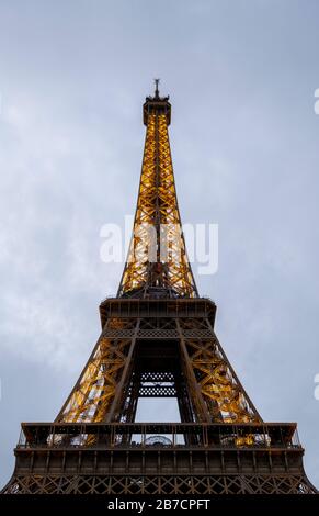 Vista notturna della Torre Eiffel a Parigi, Francia, Europa Foto Stock