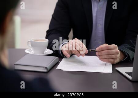 Uomini d'affari sicuri discutono il progetto di affari durante la riunione Foto Stock