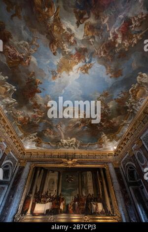 Dettagli del soffitto dipinto nella stanza Ercole del Palazzo di Versailles, nella periferia di Parigi, Francia, Europa Foto Stock