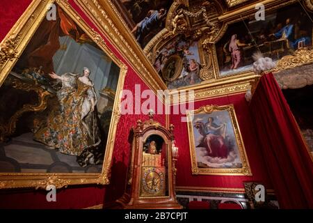 Dettaglio dell'orologio e dipinti presso la sala Mercury, Reggia di Versailles, Francia Foto Stock