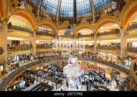 Glasswalk appeso sull'atrio delle Galeries Lafayette Paris Haussmann grandi magazzini a Parigi, Francia, Europa Foto Stock