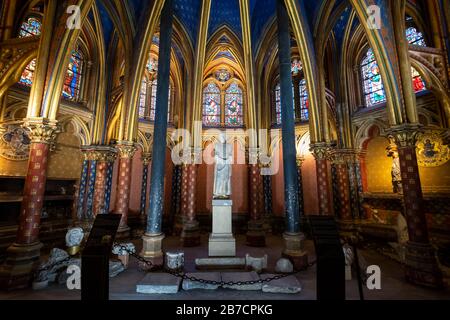 Le pareti della chiesa di Sainte-Chapelle piene di vetrate colorate a Parigi, Francia, Europa Foto Stock